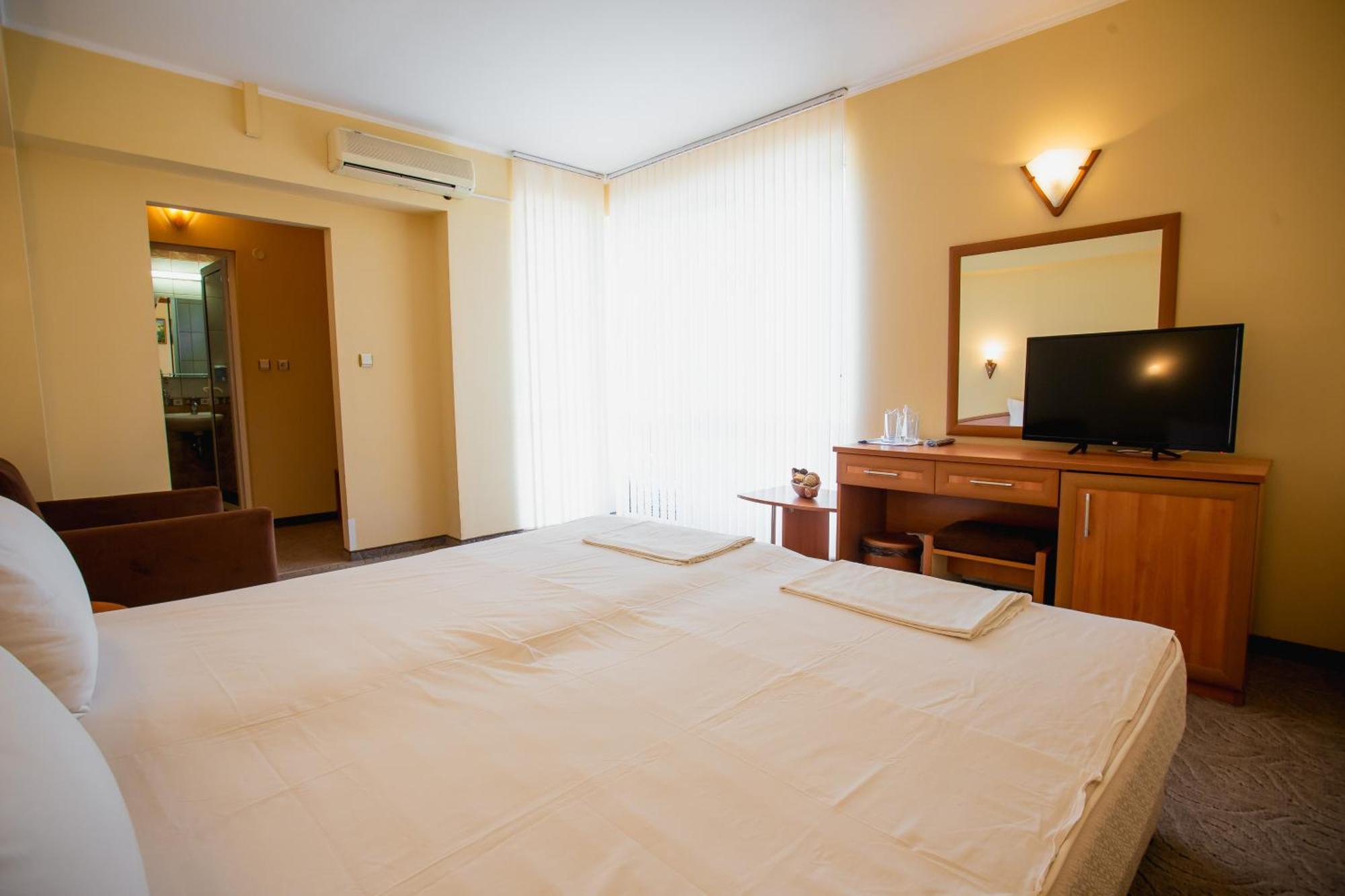 Hotel Dolphin Равда Екстериор снимка